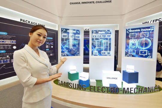 삼성전기 모델이 전시부스에서 자사 PCB 제품을 소개하고 있다. <삼성전기 제공>